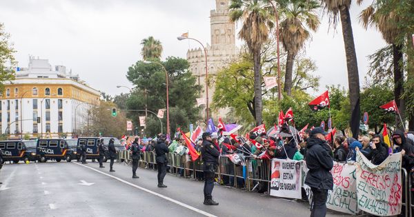 Foto: Manifestación unitaria convocada por las Marchas de la Dignidad bajo el lema 'La Andalucía que lucha, a la calle' celebrada este miércoles, Día de Andalucía, en Sevilla. (EFE)