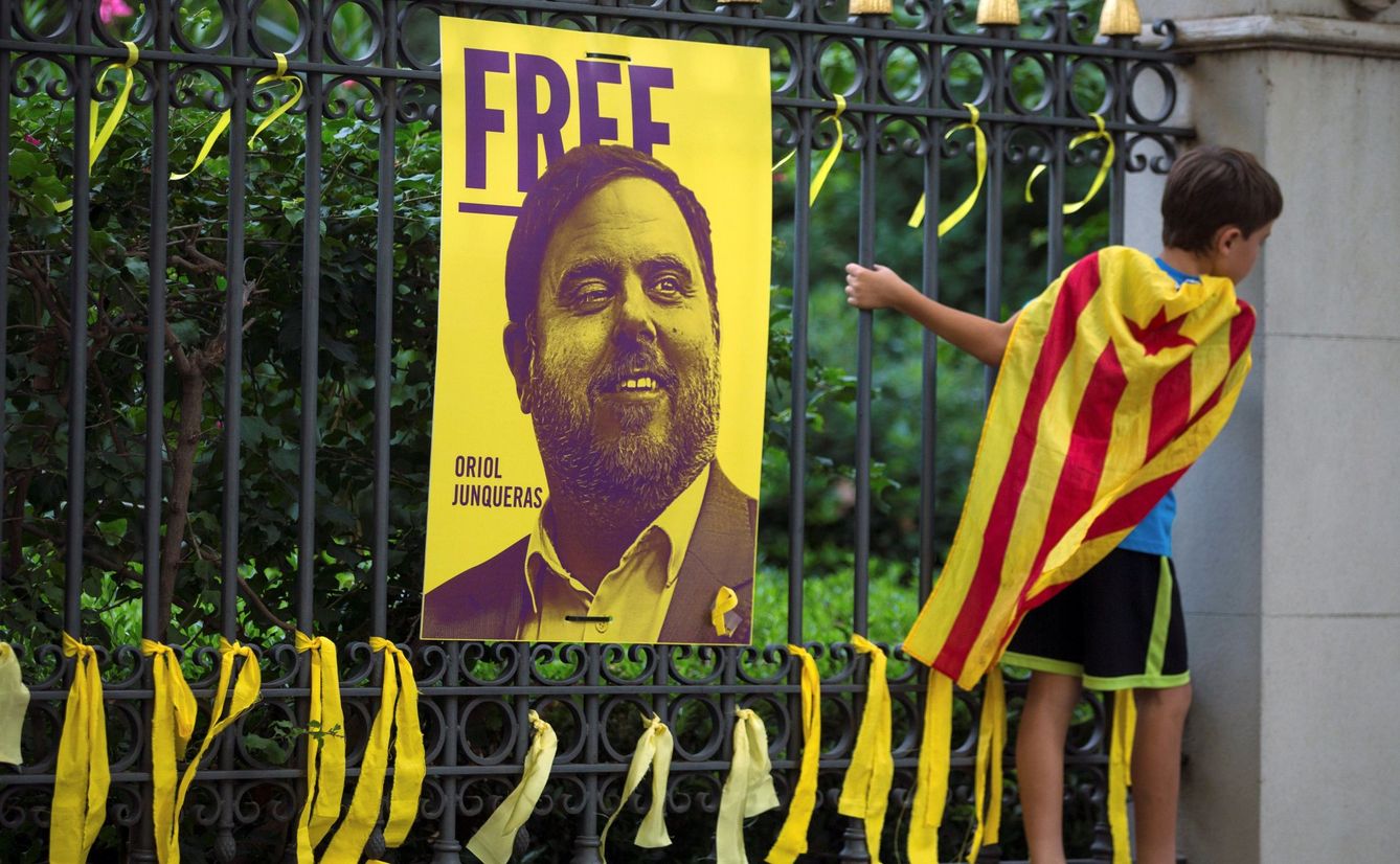 Lazos amarillos colocados ante una fotografía del exvicepresidente del Gobierno regional catalán Oriol Junqueras. (EFE)