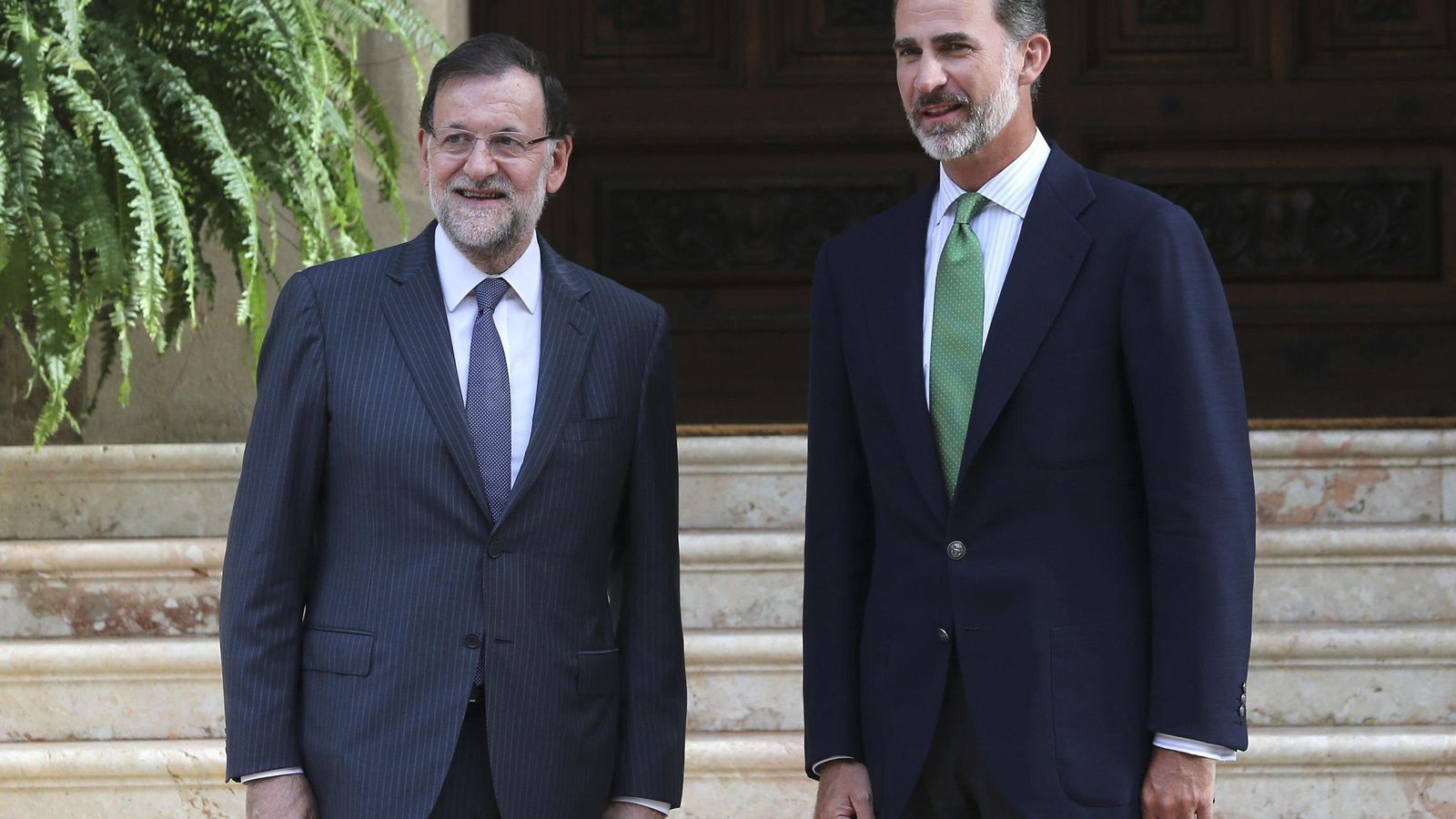 Foto: Mariano Rajoy y Felipe VI en el palacio de Marivent. (Efe)