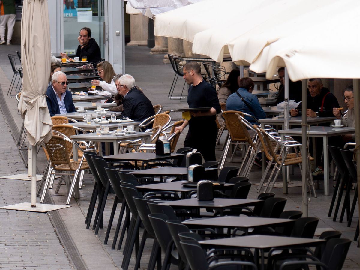 Foto: Un camarero en una terraza. (EFE/Antonio García)
