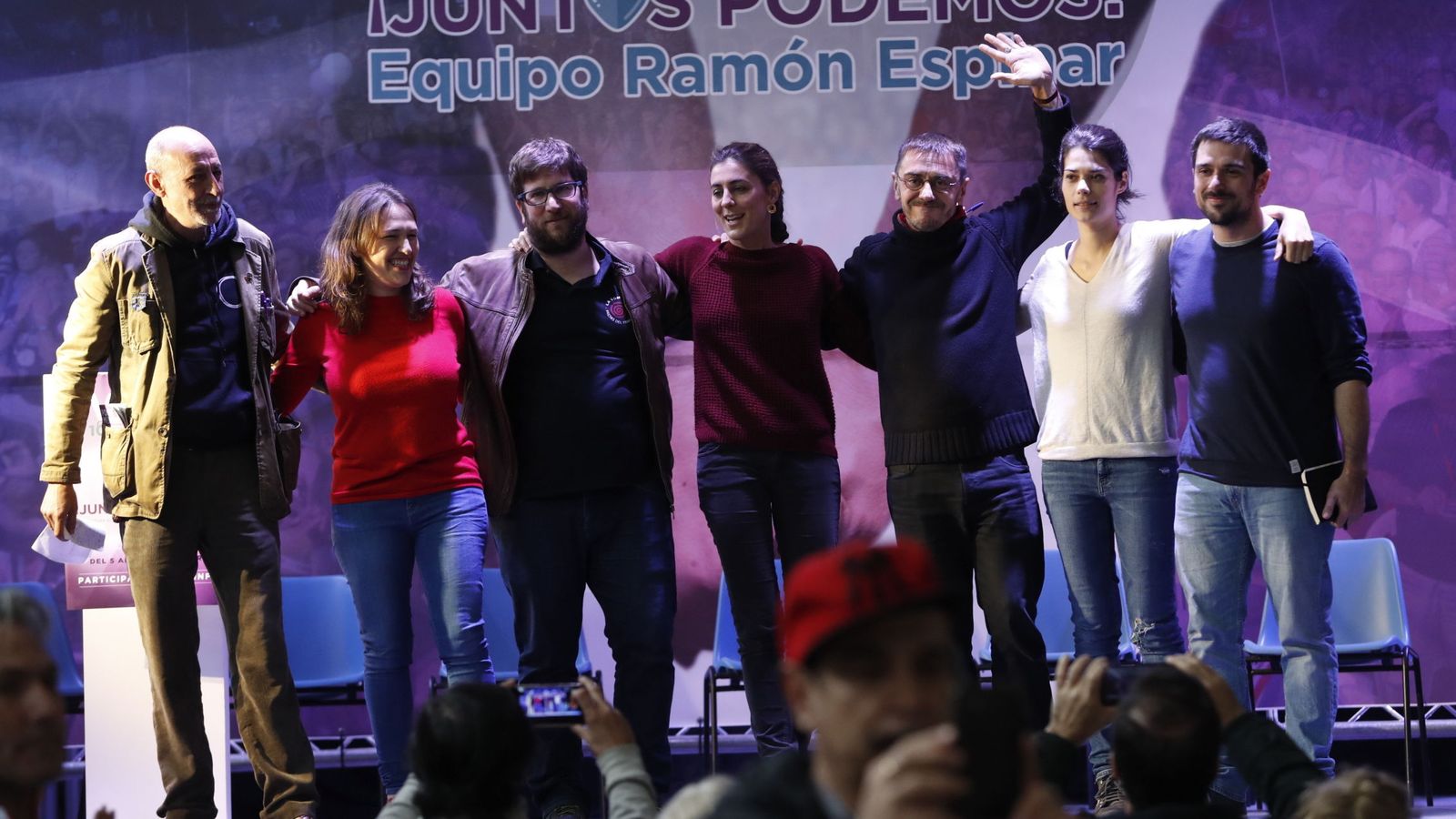 Foto:  El portavoz de Podemos en el Senado y candidato a liderar el partido en Madrid, Ramón Espinar (d), junto a Jesús Montero, Miguel Urbán y Juan Carlos Monedero, entre otros. (EFE)