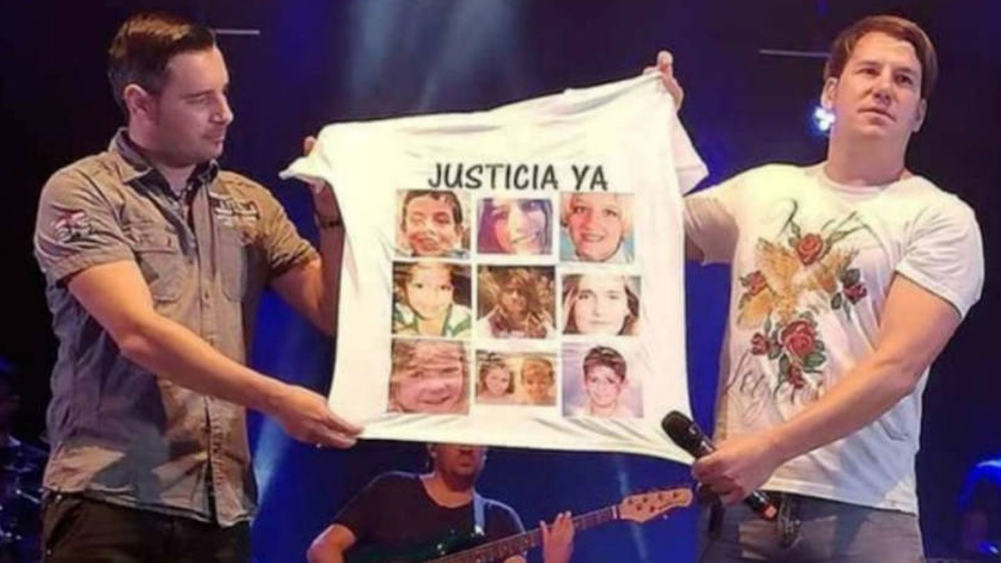Andy y Lucas muestran una camiseta con la imagen de los niños asesinados durante un concierto. (Foto difundida por los padres de Gabriel)