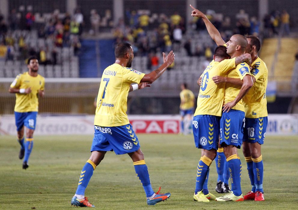 Foto: Los jugadores celebran el gol de Aranda (Efe). 
