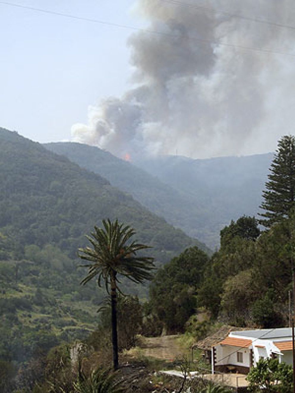 Foto: El incendio en La Palma sigue sin control y amenaza con extenderse al norte de la isla