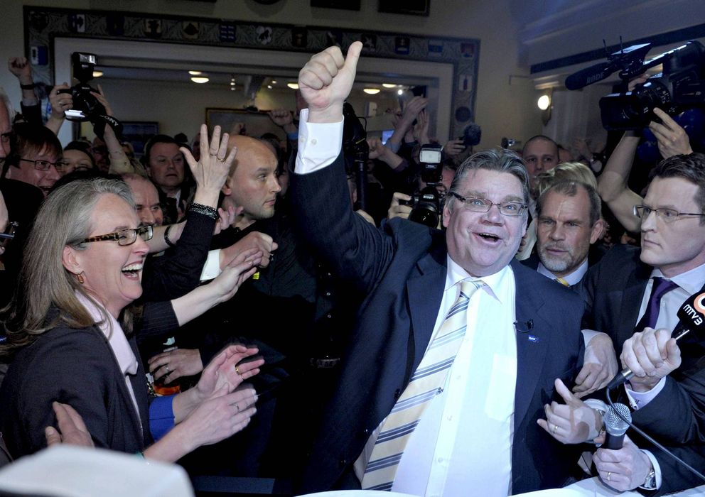Foto: Soini (d), líder de Verdaderos Finlandeses, celebra con miembros de su partido y seguidores los resultados en las elecciones parlamentarias de 2011 (Ef