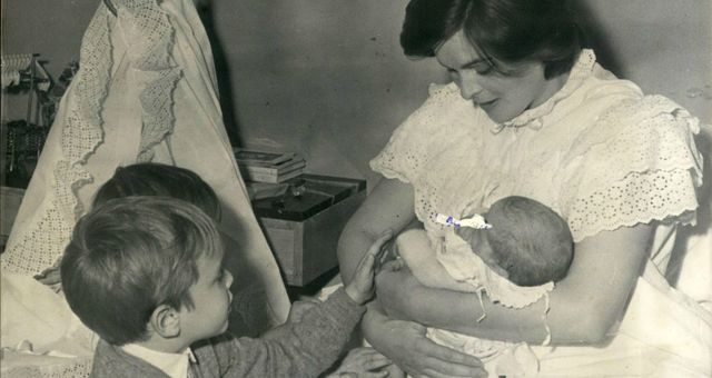 Lucía Bosé y sus hijos, tras el nacimiento de Paola, 1960. (Cordon Press)