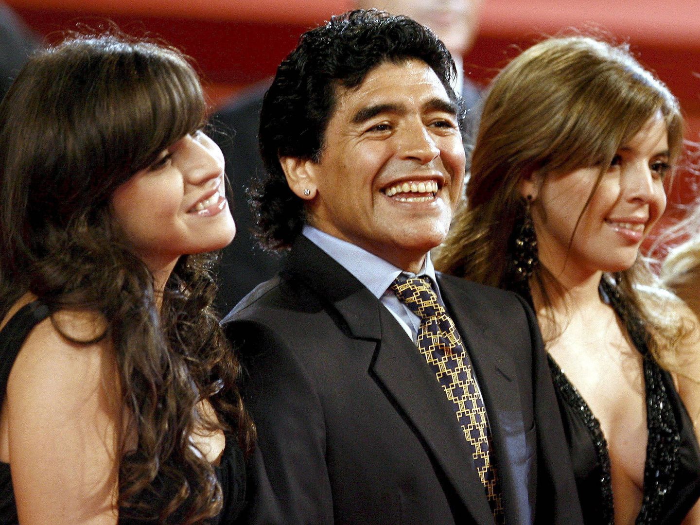 Dalma y Gianinna junto a su padre, Diego Armando Maradona. (EFE)