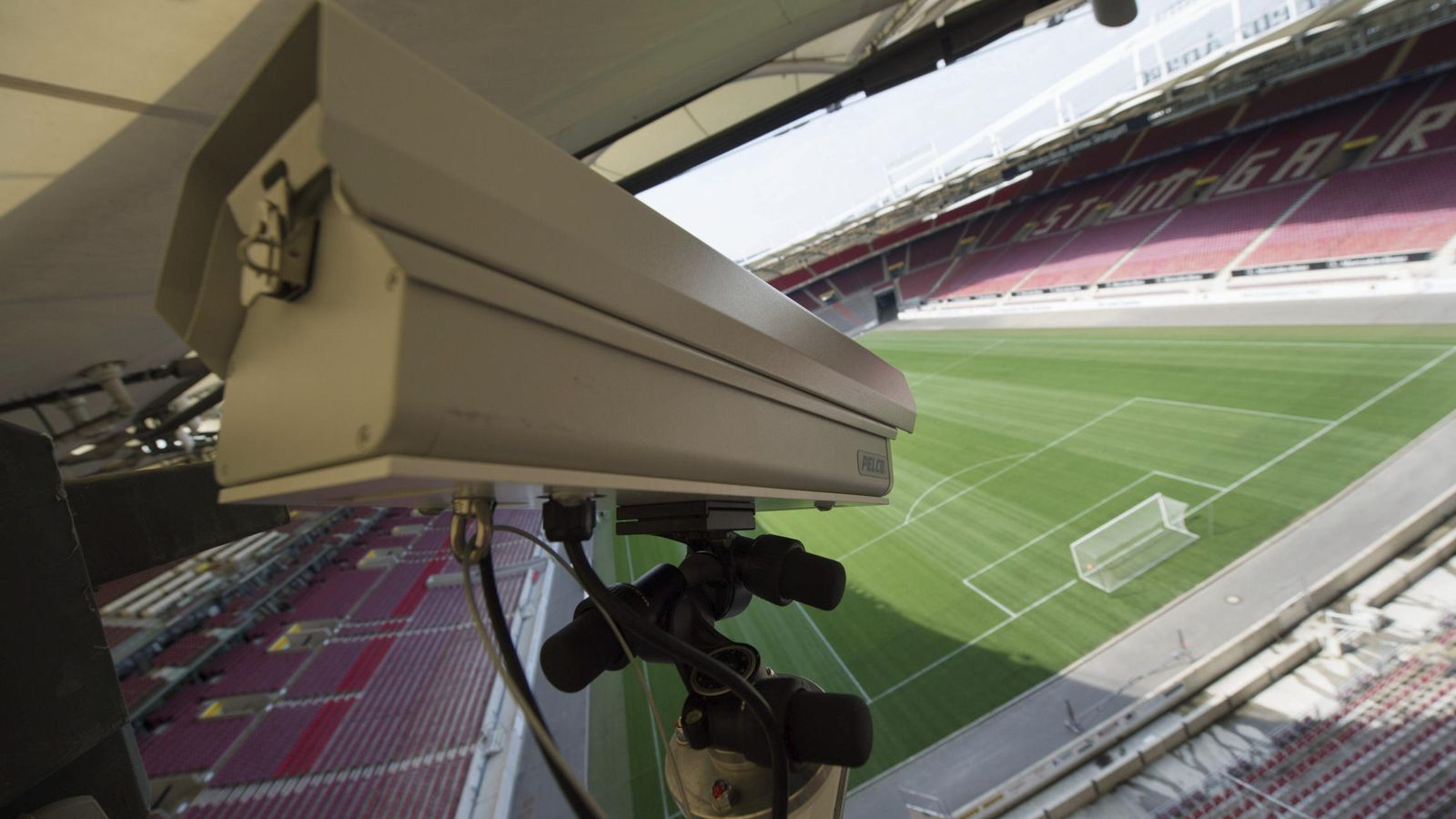 Foto: Vista de una cámara ojo de halcón en el estadio Mercedes-Benz Arena de Stuttgart (EFE)