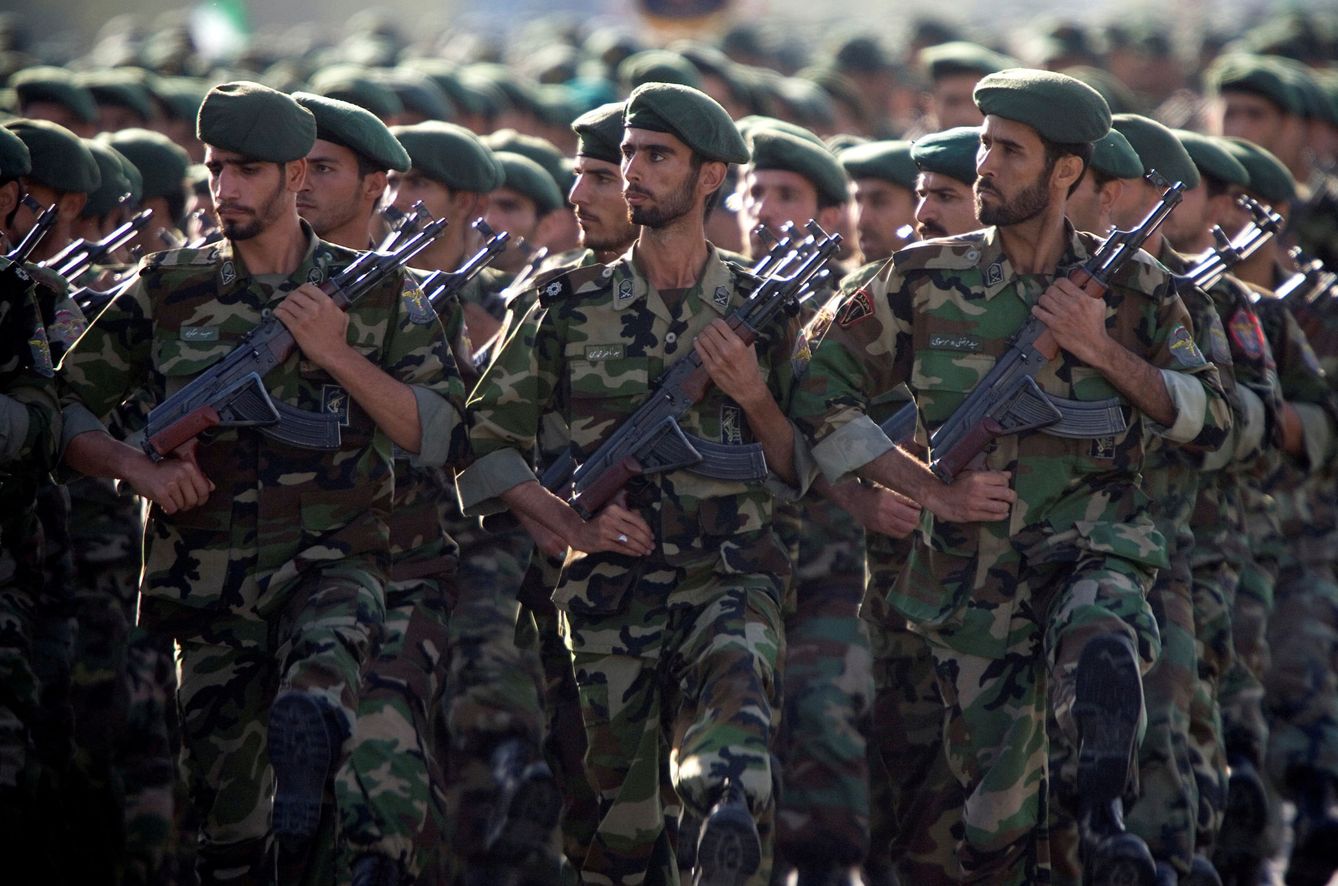 Miembros de la Guardia Revolucionaria de Irán marchan durante una conmemoración de la guerra contra Irak de los años 80. (Reuters)