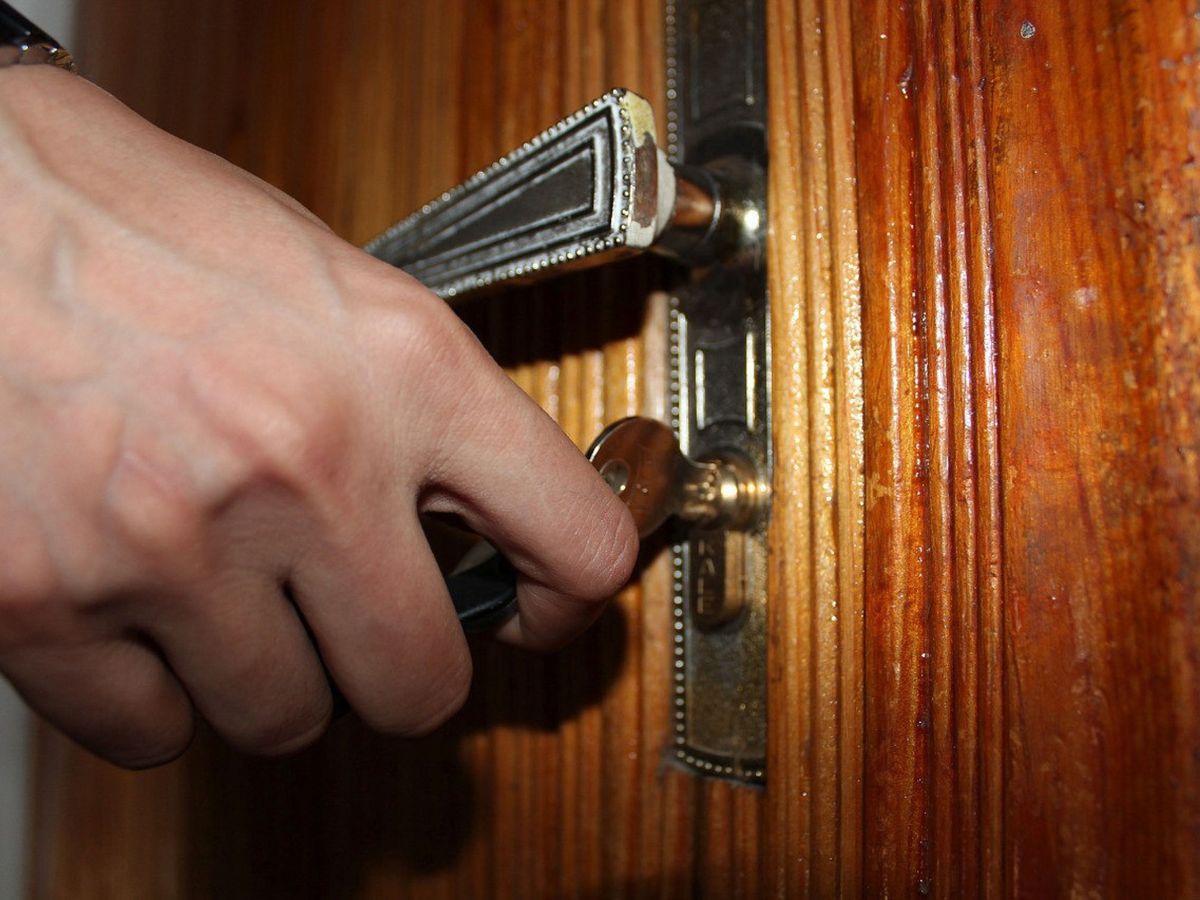 Foto: Una persona cierra la puerta de su casa con llave. (EFE)