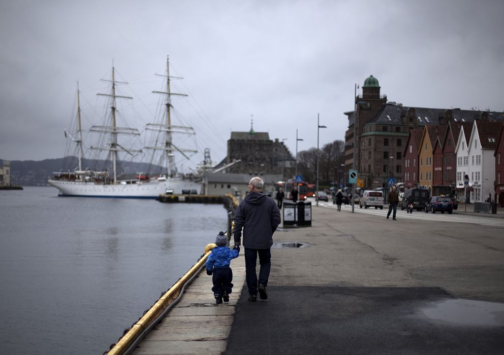 Foto: Un hombre camina junto a un niño cerca del centro de Berger, al suroeste de Noruega. (Reuters)
