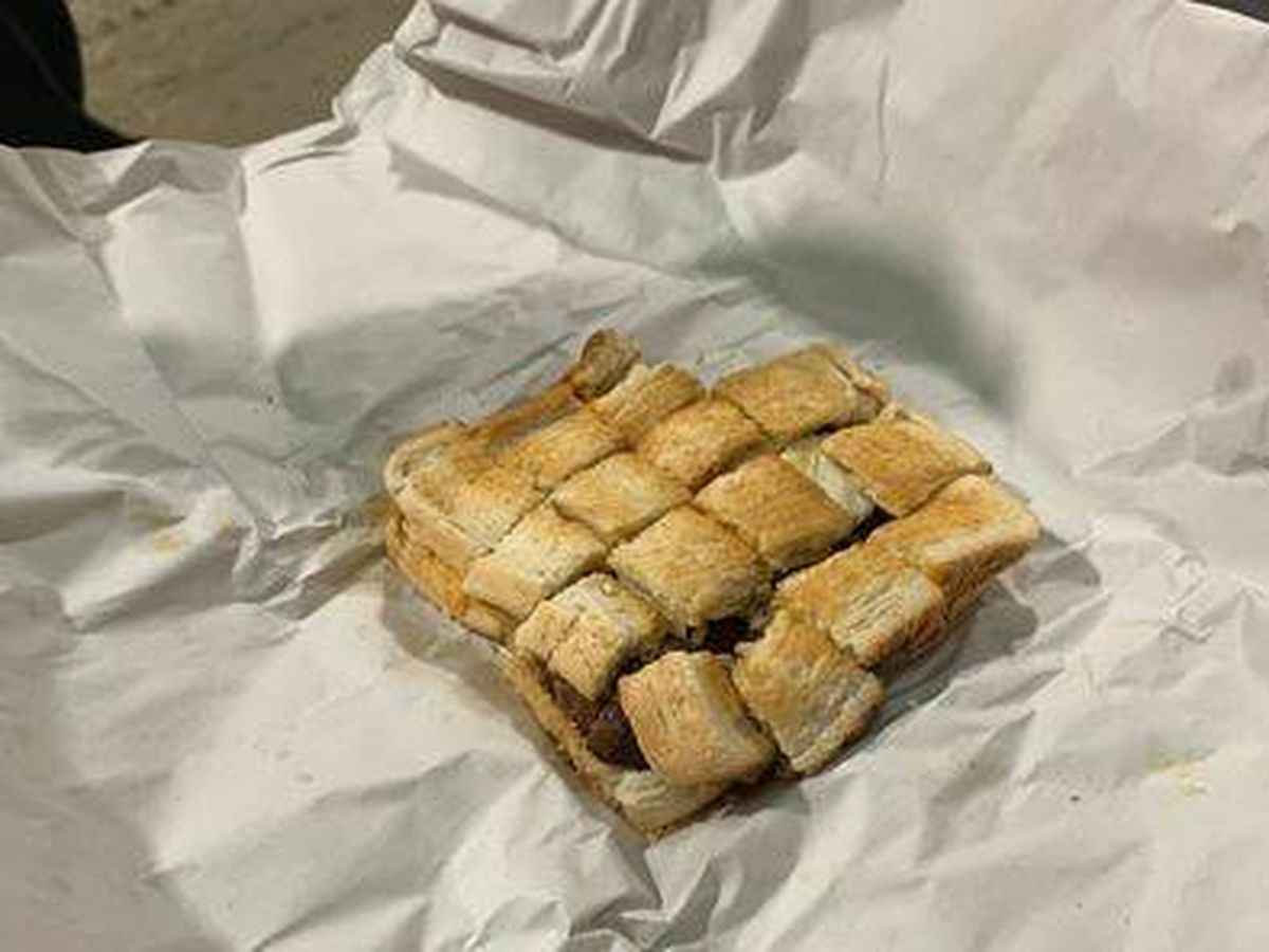 Foto: Los empleados decidieron cortar su comida en trozos pequeños (Twitter)