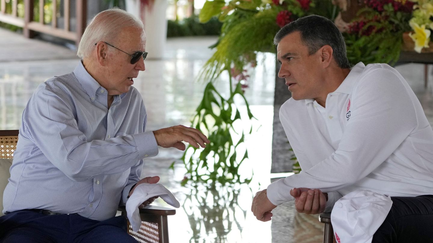 Joe Biden charla con Pedro Sánchez en la cumbre del G20. (Reuters/Dita Alangkara)
