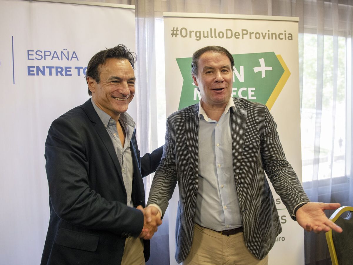 Foto: El alcalde de Jaén, Agustín González, con Manuel Carlos Vallejo, de Jaén Merece Más, en la firma del pacto entre las dos formaciones, el pasado junio. (EFE/José Manuel Pedrosa)