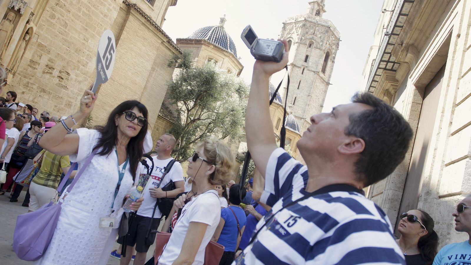 Foto: Una guía dirige un grupo de turistas por Valencia (Reuters)