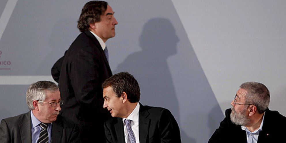 Foto: Zapatero trata de sacar rédito electoral a la negociación colectiva con una reunión sorpresa