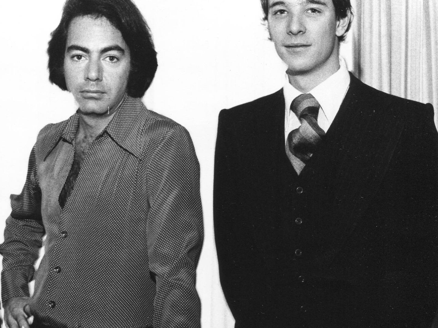 Un joven José Luis Gil, a la derecha, posa junto a Neil Diamond en una de las pocas imágenes que disponibles del mánager.