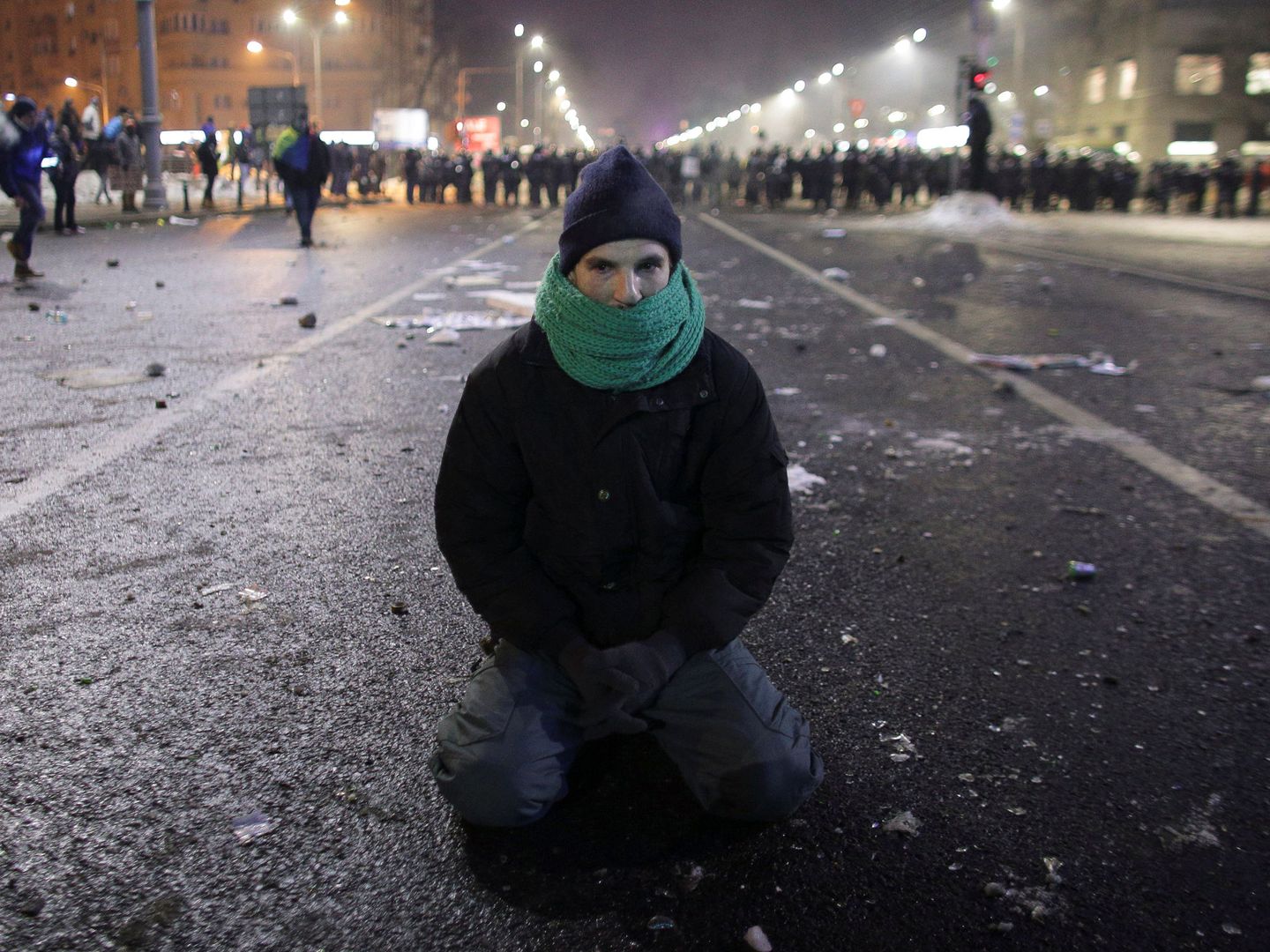 Un manifestante se sienta en el suelo tras los disturbios en Bucarest, el 1 de febrero de 2017 (Reuters)