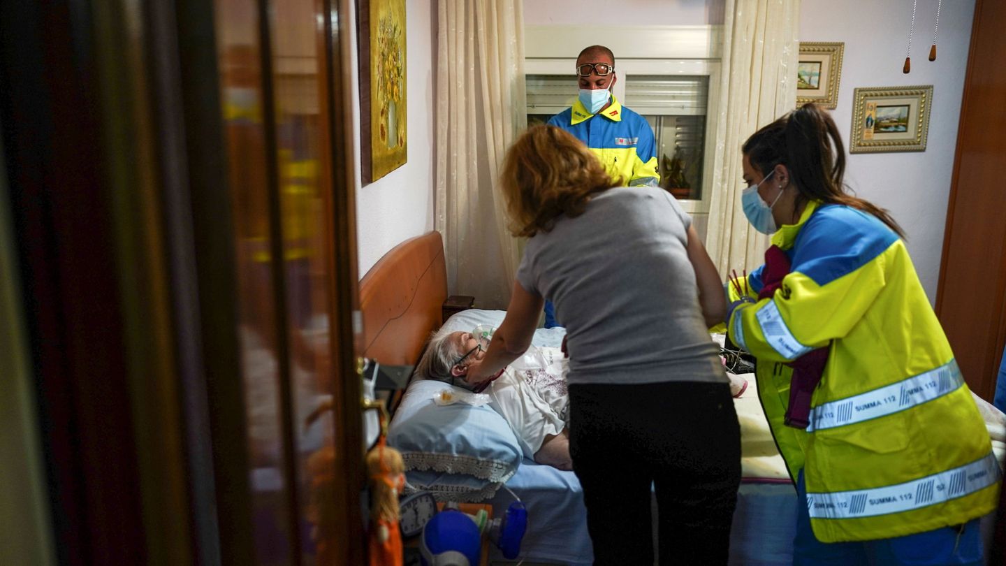 Sanitarios del Summa atienden a una anciana en su casa en Madrid. (Reuters)