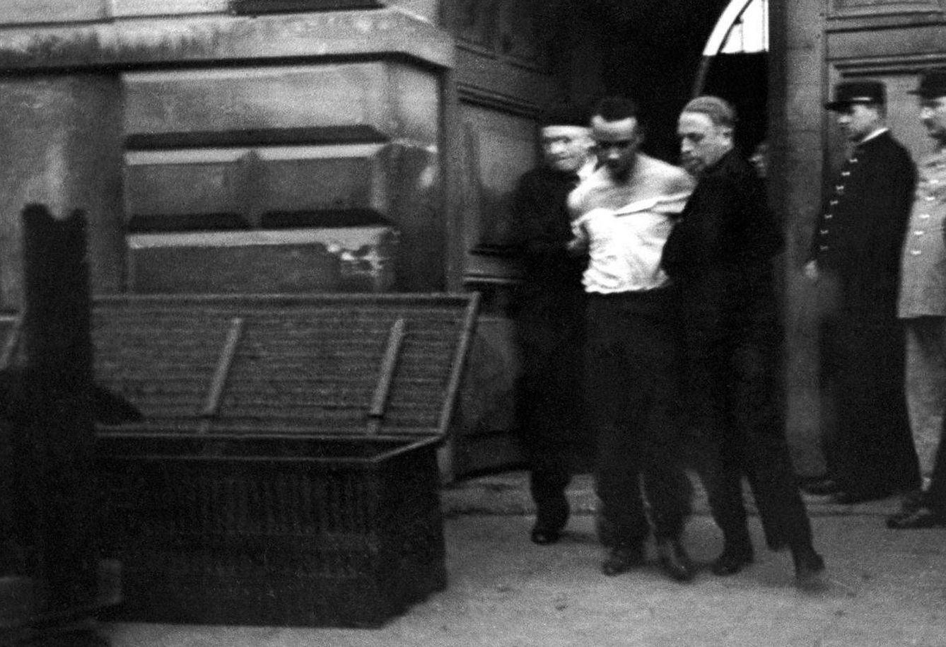 Momento en el que conducen a Weidmann a la guillotina en junio de 1939 en París.