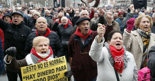 Foto: Pensionistas vascos, en una protesta a principios de año para reclamar pensiones "dignas". (EFE)