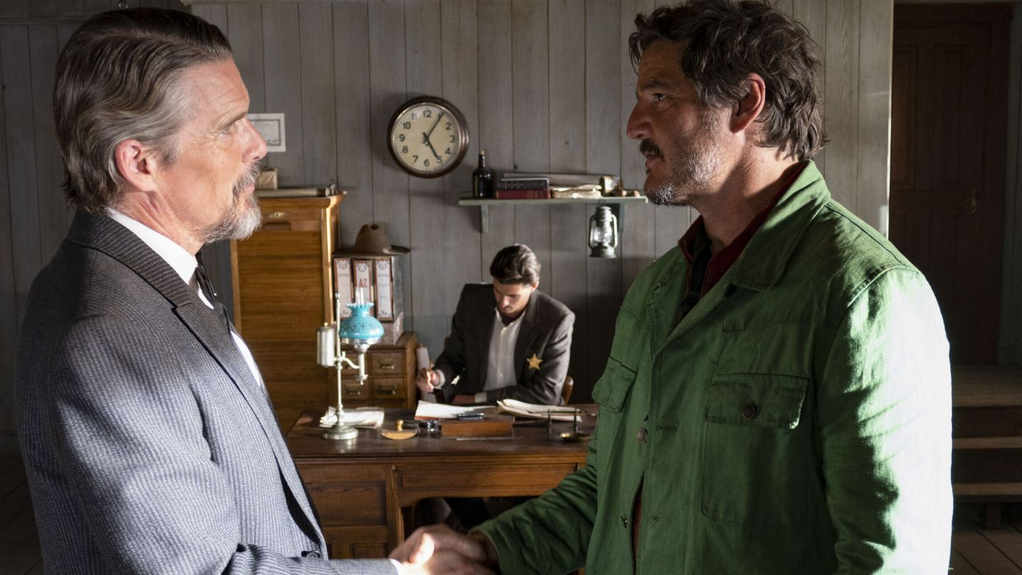 Los actores Ethan Hawke y Pedro Pascal, durante un fotograma de la nueva película de Pedro Almodóvar, el corto 'Strange Way of Life', (EFE)