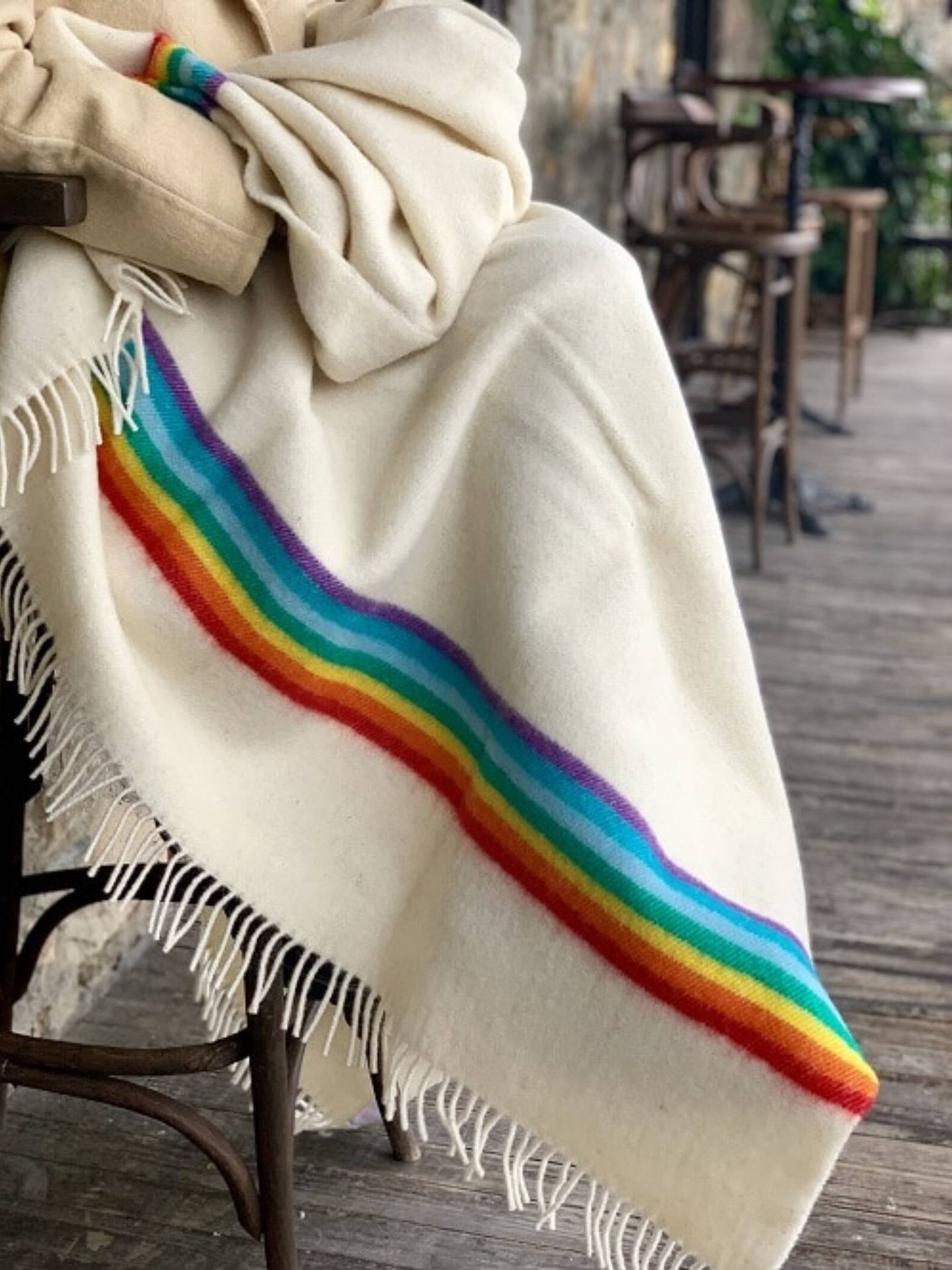 Apuesta por la artesanía para un souvenir decorativo diferente, como esta manta de lana. (Cortesía/Moncloa de San Lázaro)