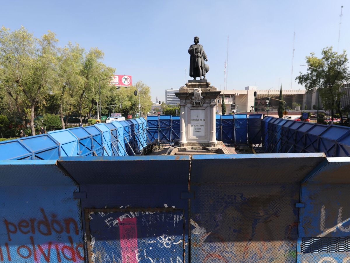 Foto: El monumento a Cristóbal Colón rodeado de vallas metálicas para evitar ser afectado durante el Día de la Raza, en Ciudad de México (México). (EFE)
