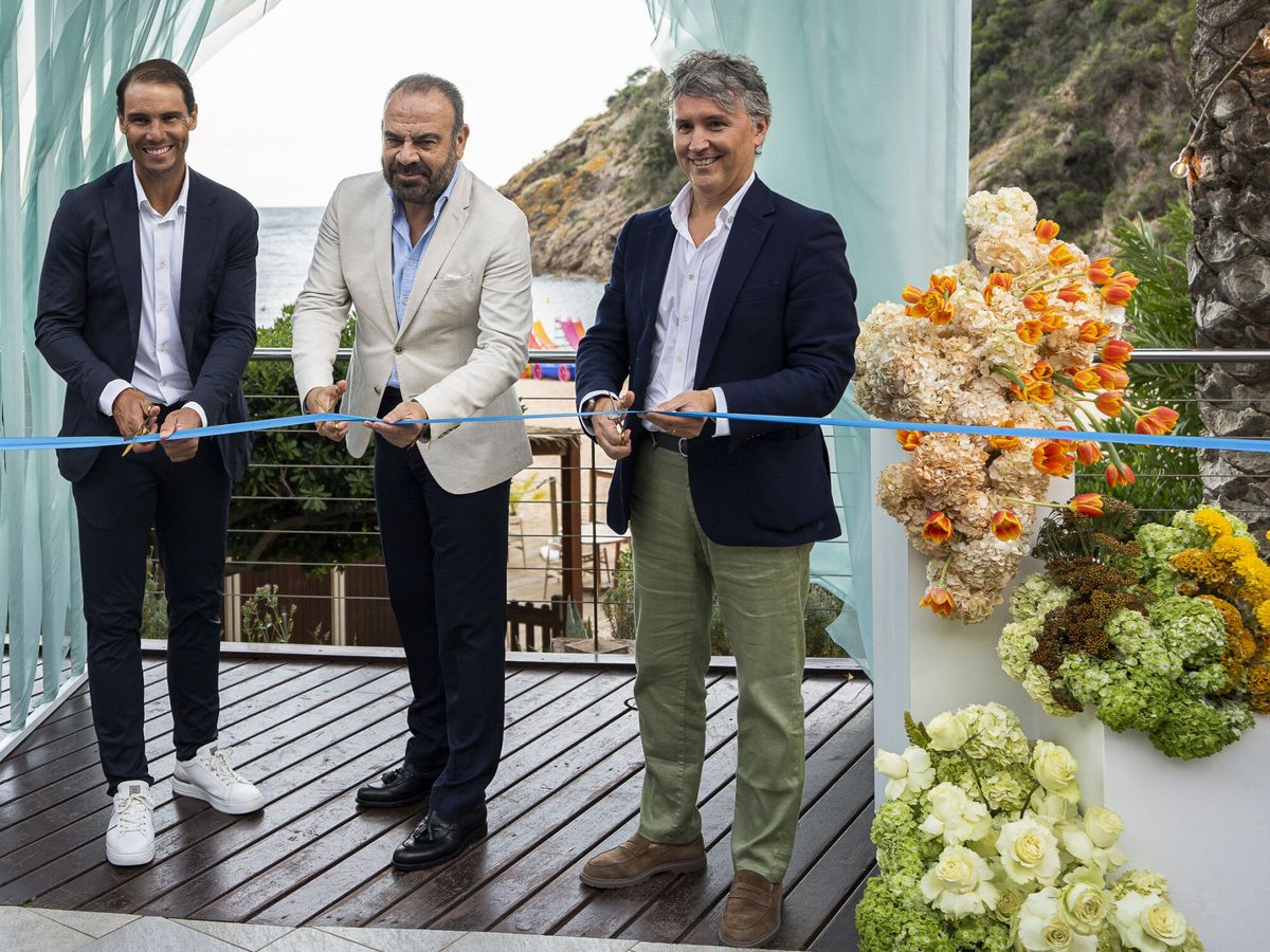 Foto: El tenista Rafa Nadal, Gabriel Escarrer, presidente de Meliá, y Javier Arús, socio de Azora, inauguran ZEL Costa Brava. (EFE/David Borrat)