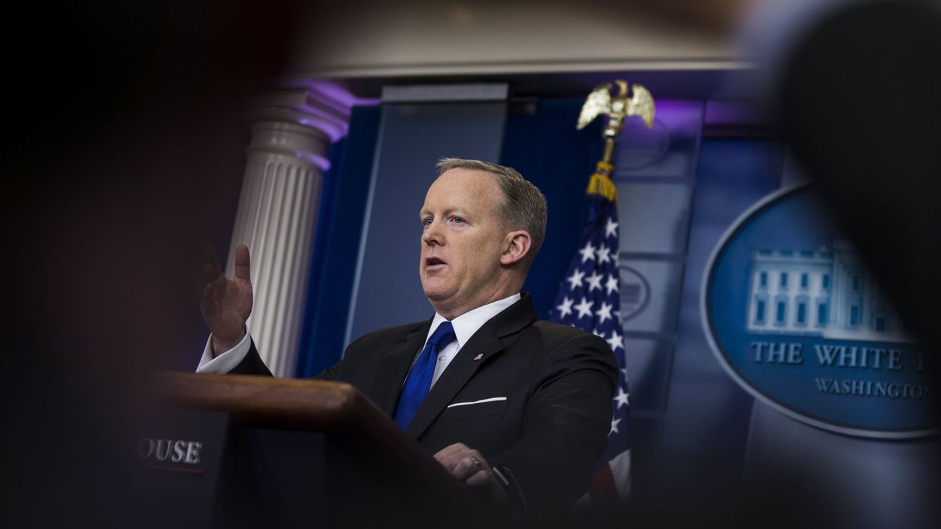 Foto: El portavoz de prensa de la Casa Blanca Sean Spicer durante la rueda de prensa diaria en Washington (EFE)