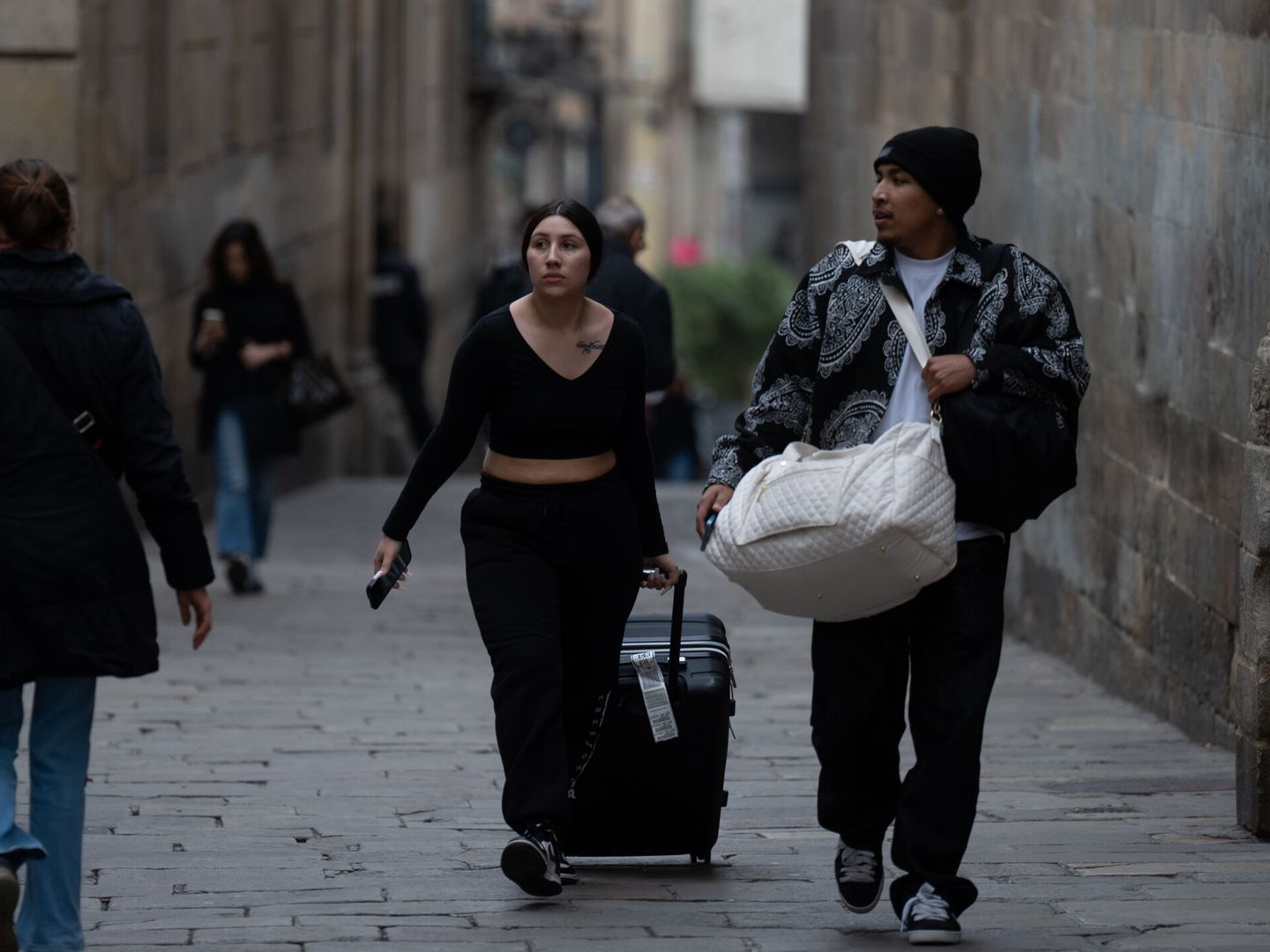 Dos turistas, con sus maletas por el centro de Barcelona. (Europa Press/David Zorrakino)