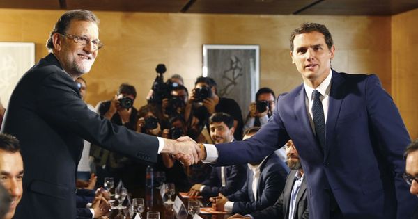 Foto: Mariano Rajo y el líder de Ciudadanos, Albert Rivera, estrechan la mano tras la firma del acuerdo de investidura. (Efe)