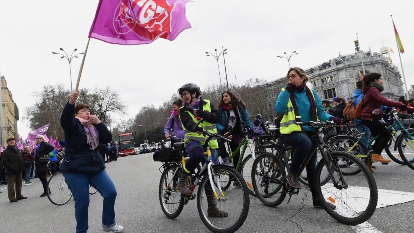 Un grupo de mujeres corta el tráfico durante la manifestación del 8M en Madrid. (EFE)