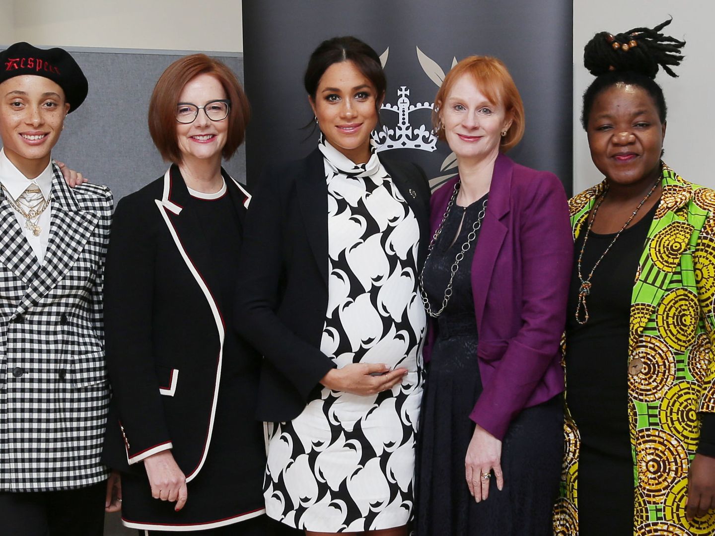Meghan Markle con sus compañeras de charla durante el Día de la Mujer. (Reuters)
