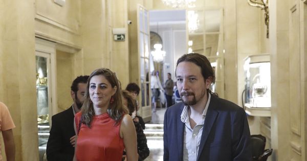 Foto: El secretario general de Podemos, Pablo Iglesias, junto a la portavoz de esta formación en la Asamblea de Madrid y candidata para la moción de censura, Lorena Ruiz Huerta. (EFE)