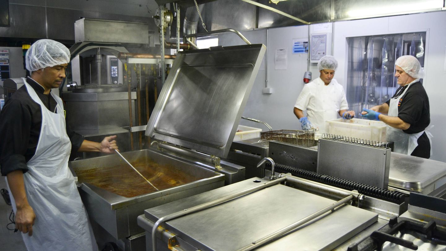 Tres cocineros preparan unas albóndigas en salsa en La cocina de Lola (Foto: M.Z.)