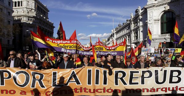 Foto: Cabecera de la manifestación en conmemoración del 87 aniversario de la II República española. (EFE)