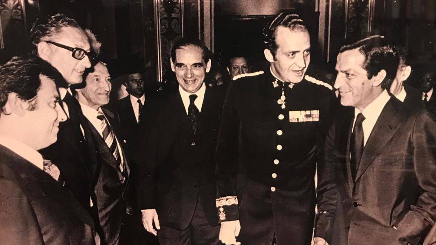Del Burgo, a mano derecha del rey y junto a Adolfo Suárez, en una imagen de archivo de 1977.