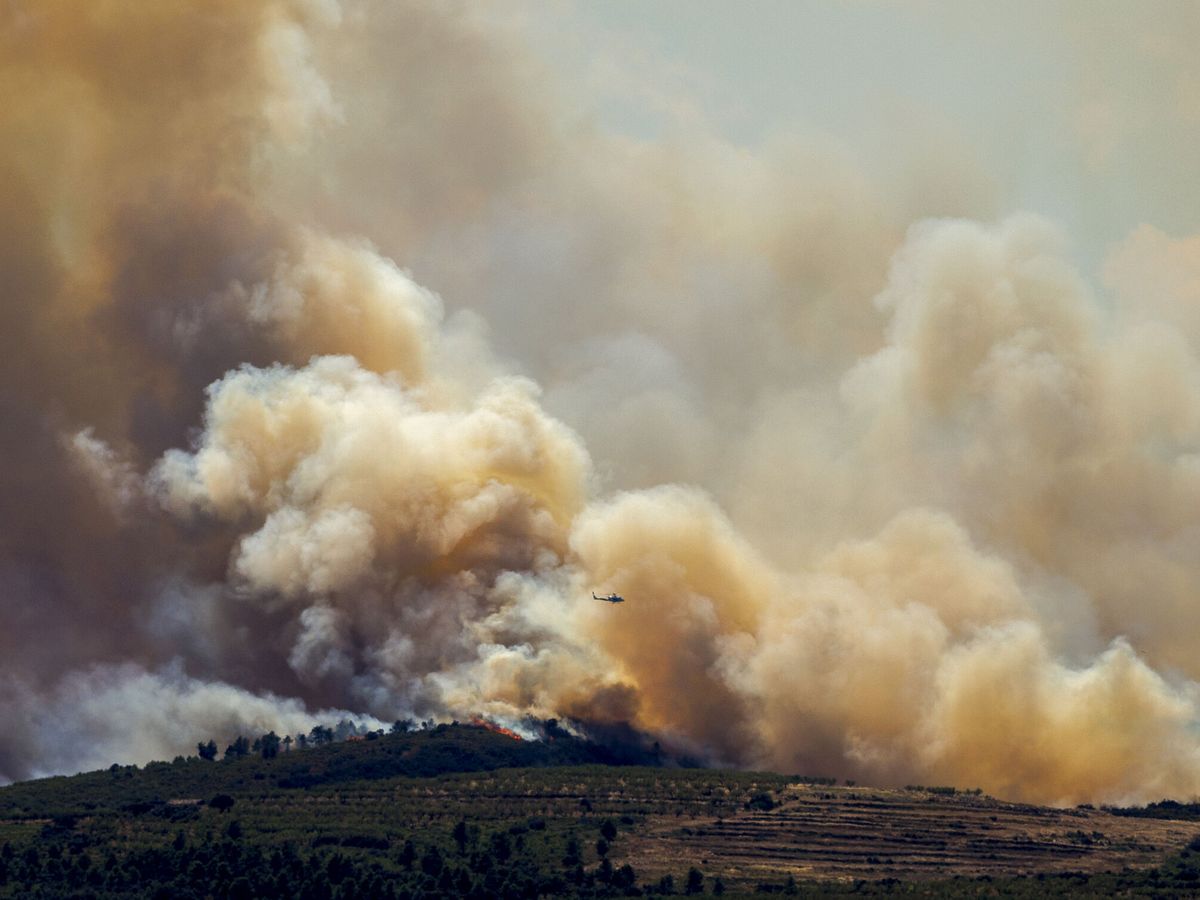 Foto: Grandes columnas de humo, en el incendio de Bejís. (EFE/Biel Aliño)
