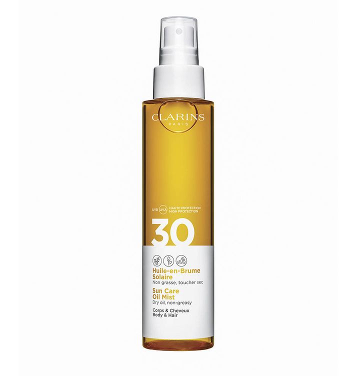 HUILE EN BRUME SOLAIRE SPF 30. Aceite no graso, de absorción rápida, protege la piel y el cabello del sol para revelar el bronceado más atractivo (150 ml / 29,50 €).
