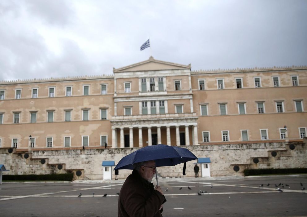 Foto: Un ciudadano griego pasa ante el Parlamento este jueves 29 en Atenas (Reuters).