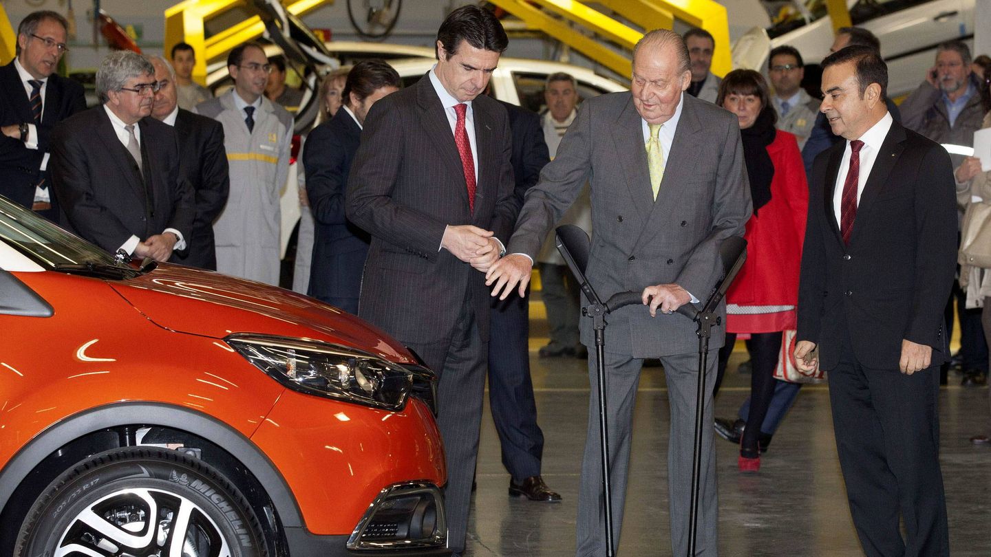 El rey Juan Carlos visita las instalaciones de Renault en Valladolid. (EFE)