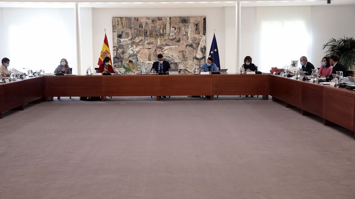 Sánchez pide apoyo a sus ministros pero no les da detalles de la salida del emérito