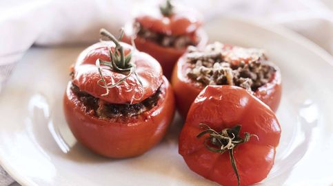 Receta de tomates asados rellenos de carne, una cesta vegetal muy aromática