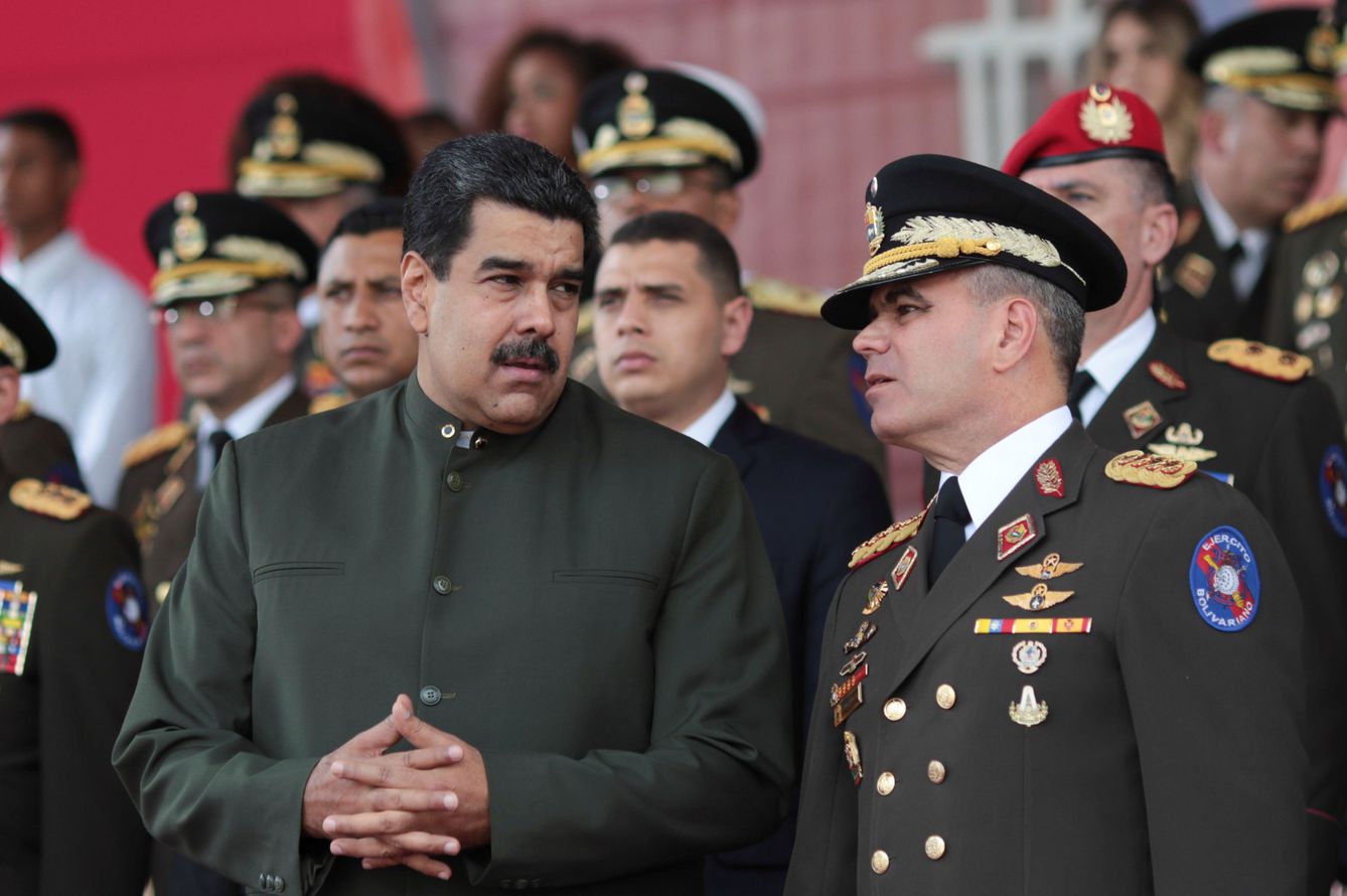 Nicolás Maduro habla con el ministro de Defensa, Vladimir Padrino López, durante un acto militar en Caracas. (Reuters)