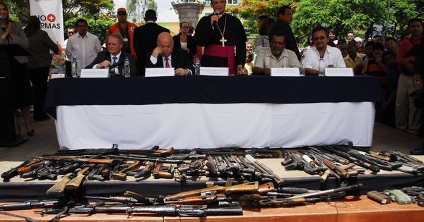 Foto: El obispo Fabio Colindres participa en una entrega de armas de las maras en San Salvador, en julio de 2012. (Reuters)