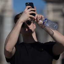 Foto: Imagen de un joven con su móvil. (Europa Press/Eduardo Parra)