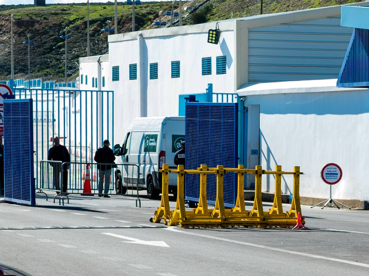 Foto: El primer camión de mercancías que cruza por la aduana comercial de Ceuta. (Delegación de Gobierno)