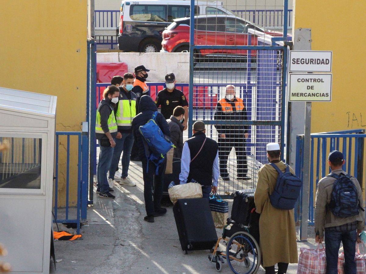 Foto: Puertas de la frontera del Tarajal, que separa Ceuta de Marruecos. (EFE)
