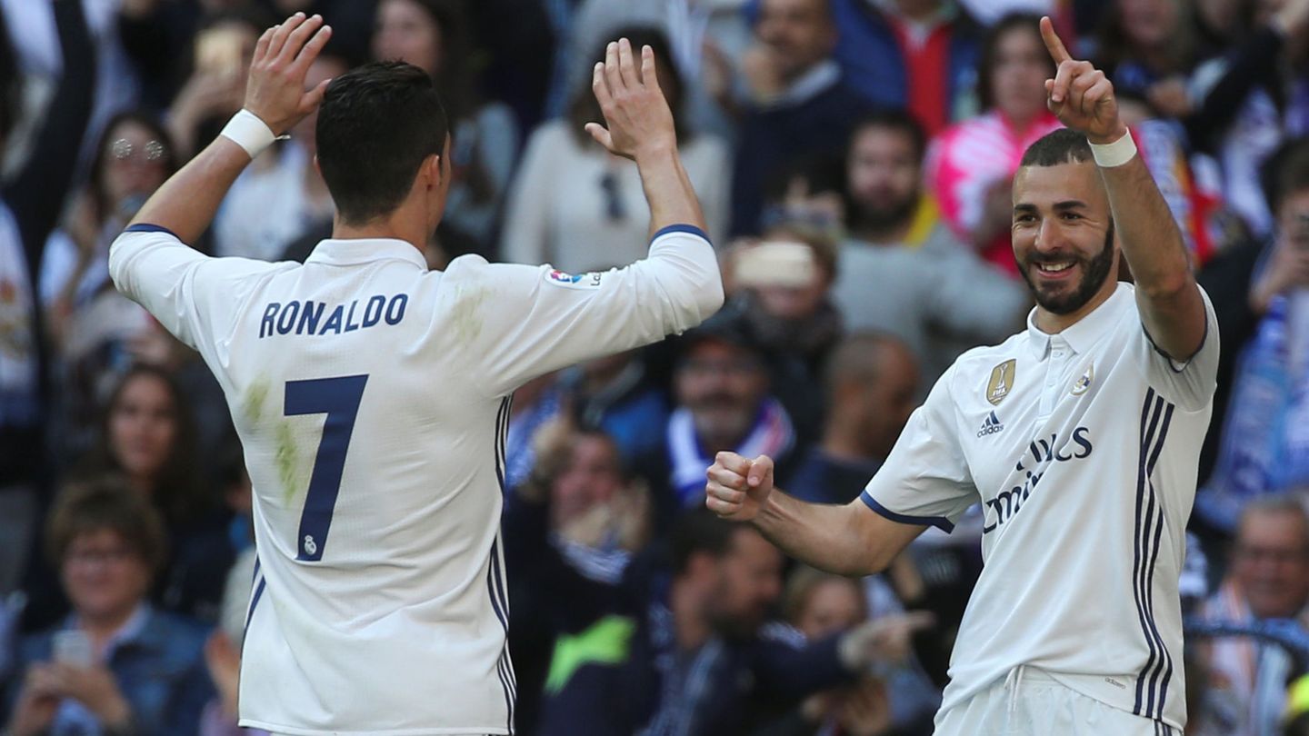 Karim Benzema y Cristiano Ronaldo celebran un gol juntos. (Reuters)